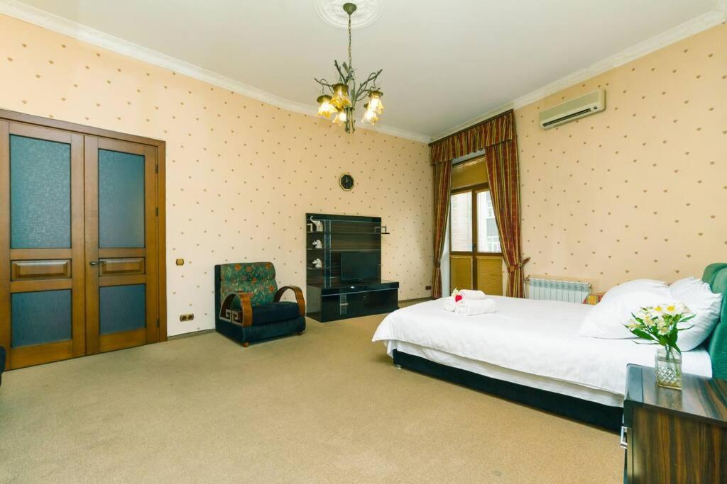 Apartment With View On Inpedendence Square Khreshchatyk Kiev Dış mekan fotoğraf